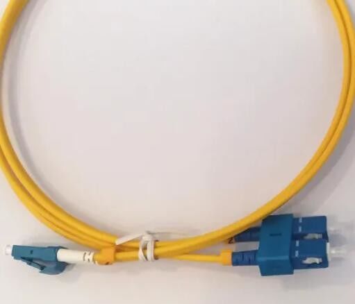 Żółty, krosowy patchcord światłowodowy SC LC, krótki but ROUND DX