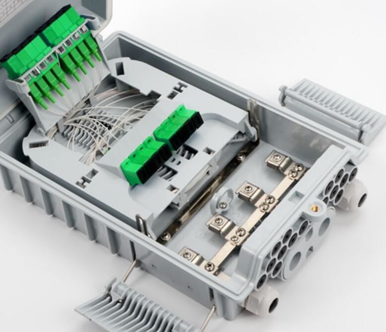 Skrzynka połączeniowa Światłowodowa ściana zewnętrzna Ftth 2 wlot + port o średniej rozpiętości, 16 wylotów dla kabli kroplowych