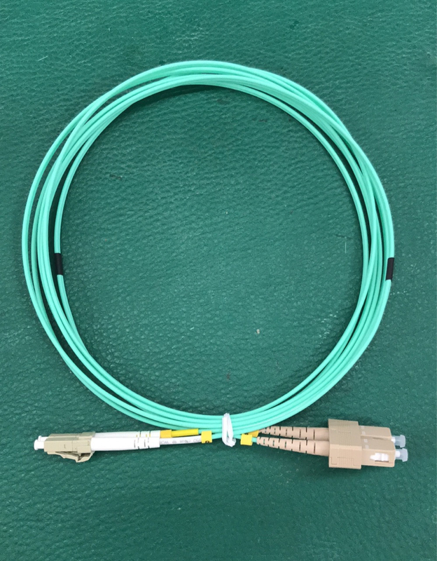 Wielomodowy kabel krosowy z włókna wodnego LC LC Duplex Patch Cord OM3-300 o średnicy 2,0 mm