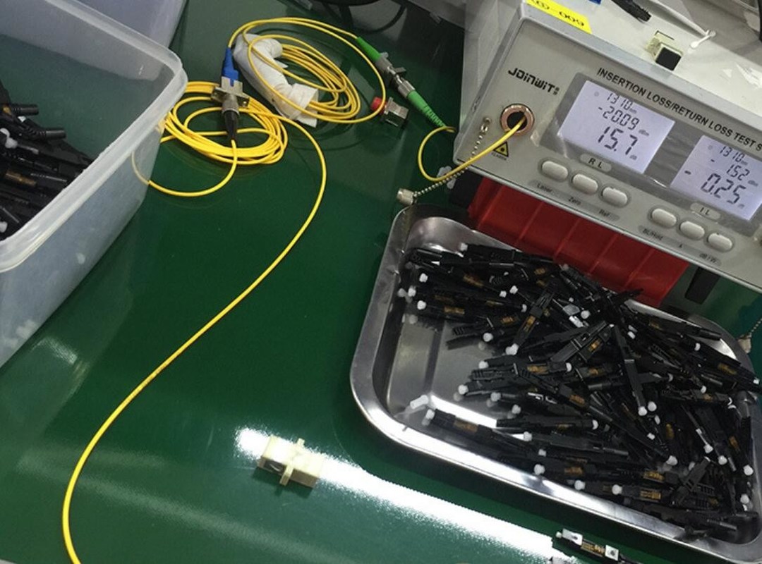 Wbudowany typ SC APC Quick Connector z pojedynczą formą Utrata wtrącania 0,3DB Typ polerowania